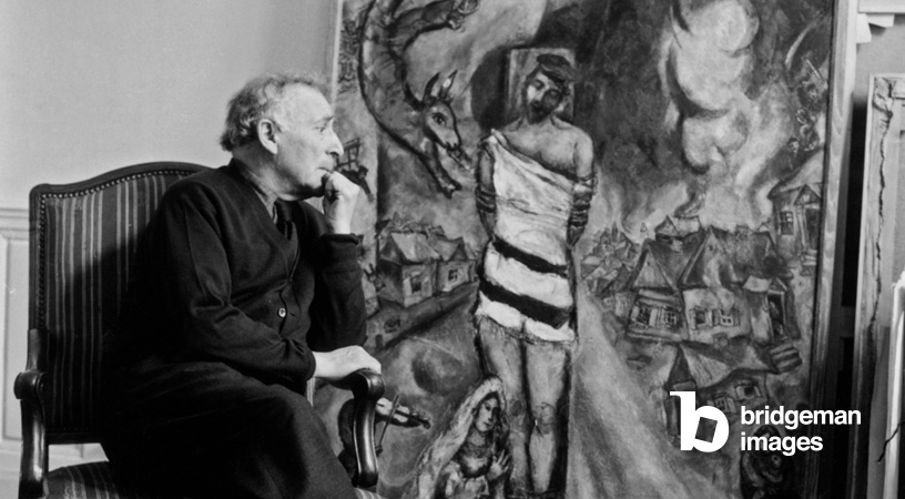 Der Maler Marc Chagall in seiner New Yorker Wohnung beim Malen von “Le Martyr”