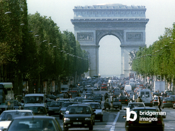 Image of a traffic jam at the Champs Elysee in Paris 