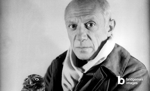 Pablo Picasso with an owl, 1946