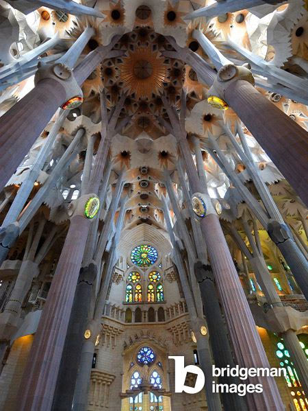Sagrada Familia Basilica and Expiatory Church of the Holy Family in Barcelona Antoni Gaudi Interior Column, ceiling and stained glass window, BARCELONE, ESPAGNE / Godong / Bridgeman Images