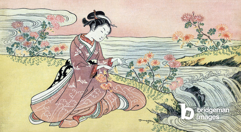Japon : Une Bijin ou belle femme cueillant des fleurs au bord d'une rivière
